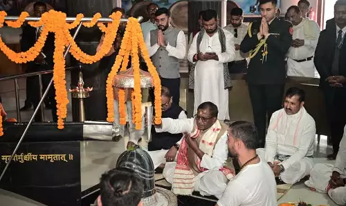 Assam : असम के राज्यपाल लक्ष्मण आचार्य ने मृत्युंजय मंदिर, बताद्रवा थान का दौरा किया