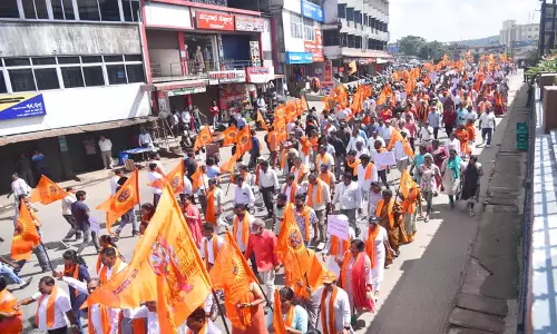 Karnataka: हिंदुत्व कार्यकर्ता ने बांग्लादेशी घुसपैठियों के खिलाफ चेतावनी दी Karnataka: हिंदुत्व कार्यकर्ता ने बांग्लादेशी घुसपैठियों के खिलाफ चेतावनी दी