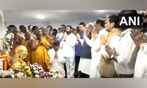 CM Fadnavis ने डिप्टी शिंदे और पवार के साथ डॉ. अंबेडकर को श्रद्धांजलि दी CM Fadnavis ने डिप्टी शिंदे और पवार के साथ डॉ. अंबेडकर को श्रद्धांजलि दी