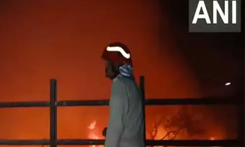 Delhi: गीता कॉलोनी में रानी गार्डन की झुग्गियों में लगी आग Delhi: गीता कॉलोनी में रानी गार्डन की झुग्गियों में लगी आग