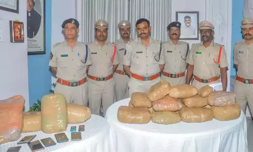 Andhra: श्रीकालहस्ती में गांजा तस्करी के आरोप में 17 लोग गिरफ्तार Andhra: श्रीकालहस्ती में गांजा तस्करी के आरोप में 17 लोग गिरफ्तार