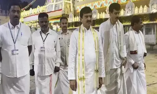 Telangana Minister ने कार्तिक ब्रह्मोत्सव के अंतिम दिन परिवार के साथ तिरुपति मंदिर में पूजा-अर्चना की