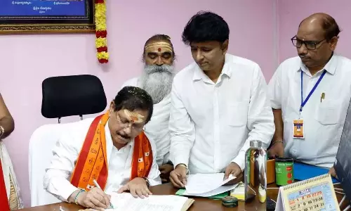 Andhra: श्रीनिवास राव ने श्रीशैलम मंदिर ईओ के रूप में कार्यभार संभाला