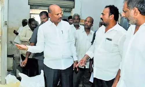 Andhra के ऊर्जा मंत्री ने बिजली क्षेत्र को पुनर्जीवित करने की योजनाओं की समीक्षा की