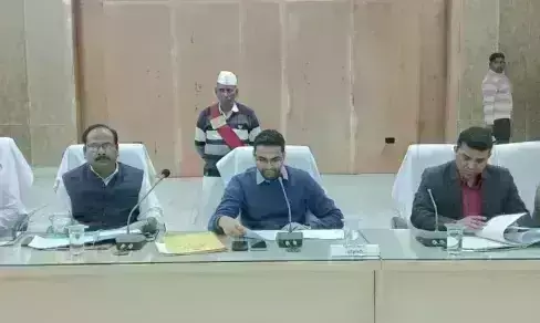 Kaushambi: जिलाधिकारी मधुसूदन हुल्गी ने व्यापार बन्धु समिति के साथ बैठक की