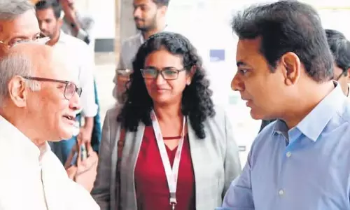 KTR ने टाईकॉन केरल पुरस्कार समारोह में भाग लिया KTR ने टाईकॉन केरल पुरस्कार समारोह में भाग लिया