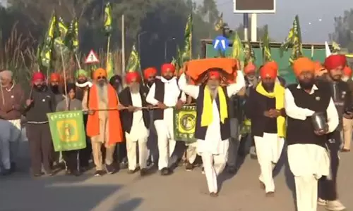 शंभू बॉर्डर पर किसान Delhi की ओर मार्च शुरू करने के लिए एकत्र हुए, 12 मांगों के चार्टर को लागू करने की मांग की शंभू बॉर्डर पर किसान Delhi की ओर मार्च शुरू करने के लिए एकत्र हुए, 12 मांगों के चार्टर को लागू करने की मांग की