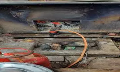 Agra: नगर निगम प्रवर्तन दल ने कोयला संचालित भट्ठी ध्वस्त कराई Agra: नगर निगम प्रवर्तन दल ने कोयला संचालित भट्ठी ध्वस्त कराई