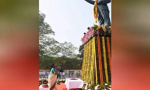 राष्ट्रपति द्रौपदी मुर्मू ने Bhubaneswar में बीआर अंबेडकर को पुष्पांजलि अर्पित की राष्ट्रपति द्रौपदी मुर्मू ने Bhubaneswar में बीआर अंबेडकर को पुष्पांजलि अर्पित की