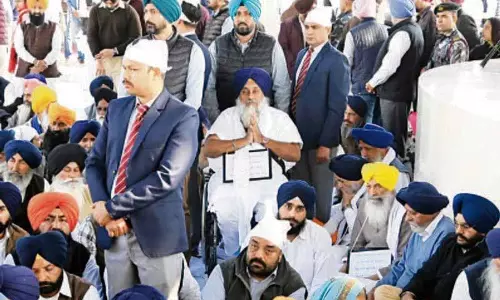 Badal ने केसगढ़ साहिब में कड़ी निगरानी के बीच की सेवा Badal ने केसगढ़ साहिब में कड़ी निगरानी के बीच की सेवा