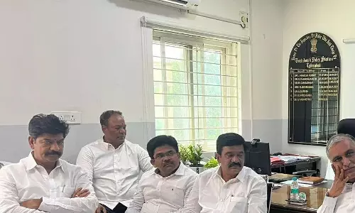 Harish Rao को आठ घंटे से ज़्यादा समय तक पुलिस स्टेशन में हिरासत में रखा गया Harish Rao को आठ घंटे से ज़्यादा समय तक पुलिस स्टेशन में हिरासत में रखा गया