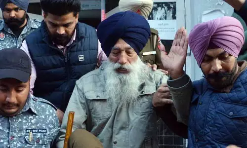 Sukhbir पर हमला करने वाले चौरा को तीन दिन की पुलिस हिरासत में भेजा गया Sukhbir पर हमला करने वाले चौरा को तीन दिन की पुलिस हिरासत में भेजा गया