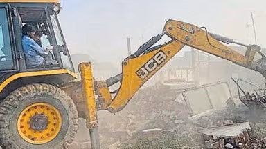 Pratapgarh: अभियान के पहले दिन 19 दुकानों के सामने नाली पर बने रैंप को बुलडोजर से तोड़ा Pratapgarh: अभियान के पहले दिन 19 दुकानों के सामने नाली पर बने रैंप को बुलडोजर से तोड़ा
