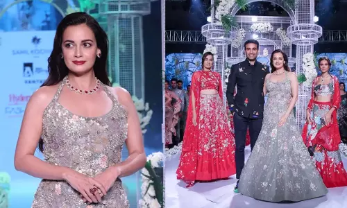 टाइम्स फैशन वीक: डिजाइनर साहिल कोचर की प्रेरणा बनकर दीया मिर्जा ने बिखेरा जलवा टाइम्स फैशन वीक: डिजाइनर साहिल कोचर की प्रेरणा बनकर दीया मिर्जा ने बिखेरा जलवा