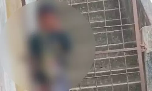 Kendrapada जिले में कक्षा एक के छात्र को स्कूल की ग्रिल से बांधने से लोगों में बढ़ा आक्रोश