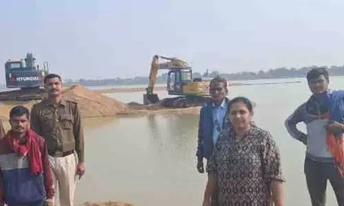 महिला तहसीलदार ने रेत घाट में मारी रेड, चैन माउंटेन मशीन जब्त
