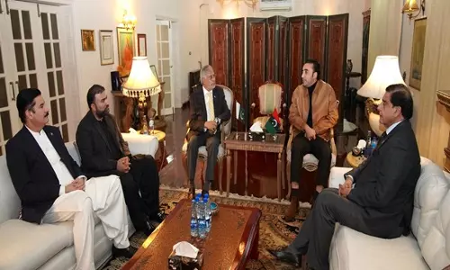 PML-N and PPP ने विवादों को सुलझाने के लिए बातचीत शुरू की PML-N and PPP ने विवादों को सुलझाने के लिए बातचीत शुरू की