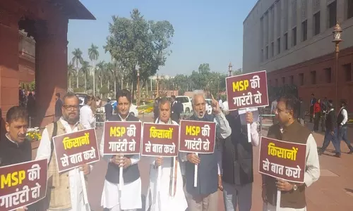 कांग्रेस सांसदों ने संसद परिसर में किया प्रदर्शन, MSP की कानूनी गारंटी लागू करने की मांग