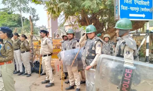 महासमुंद कलेक्टोरेट में भारी फोर्स तैनात महासमुंद कलेक्टोरेट में भारी फोर्स तैनात