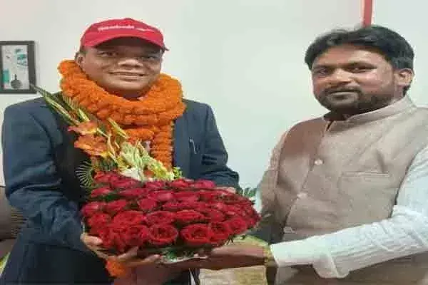 Lohardaga: कुडू उप प्रमुख ऐनुल अंसारी ने मंत्री बनने पर चमरा लिंडा को दी बधाई Lohardaga: कुडू उप प्रमुख ऐनुल अंसारी ने मंत्री बनने पर चमरा लिंडा को दी बधाई