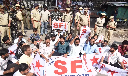 Telangana: प्रदर्शनकारियों ने संध्या थिएटर के मालिक की गिरफ़्तारी की मांग की Telangana: प्रदर्शनकारियों ने संध्या थिएटर के मालिक की गिरफ़्तारी की मांग की
