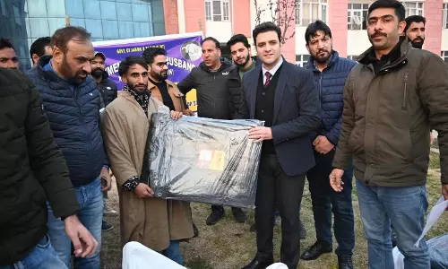 कुलगाम में चोपनों के बीच टेंट, PP शीट वितरित किए कुलगाम में चोपनों के बीच टेंट, PP शीट वितरित किए