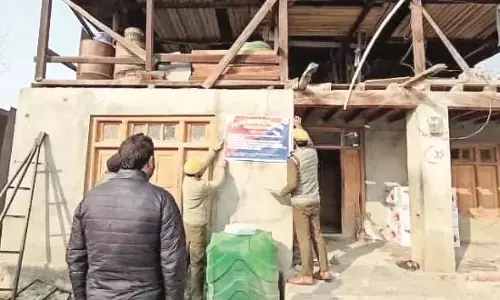 Jammu: पुलिस ने सोपोर में आतंकवादी सहयोगी की संपत्ति कुर्क की Jammu: पुलिस ने सोपोर में आतंकवादी सहयोगी की संपत्ति कुर्क की