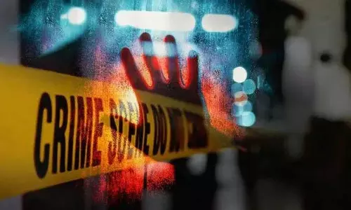 Kerala में ड्यूटी पर तैनात पुलिसकर्मियों पर स्थानीय ताड़ी की दुकान पर बदमाशों ने चाकू से हमला किया Kerala में ड्यूटी पर तैनात पुलिसकर्मियों पर स्थानीय ताड़ी की दुकान पर बदमाशों ने चाकू से हमला किया