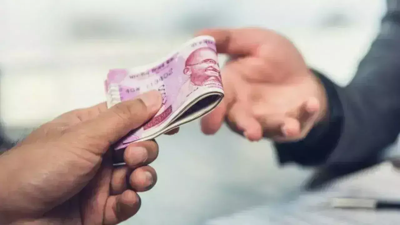 Jhansi: जिला अस्पताल में मेडिकल प्रमाण पत्र के नाम पर मांगे रुपये Jhansi: जिला अस्पताल में मेडिकल प्रमाण पत्र के नाम पर मांगे रुपये