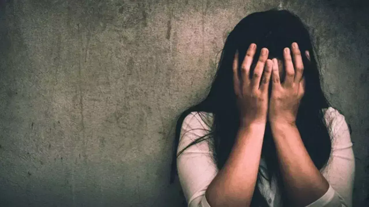 Bareilly: चाकू की नोक पर ससुर ने बहु से किया रेप, शिकायत पर पति ने घर से निकाला Bareilly: चाकू की नोक पर ससुर ने बहु से किया रेप, शिकायत पर पति ने घर से निकाला