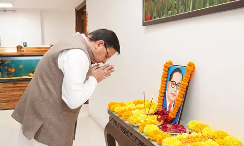 मुख्यमंत्री Dhami ने अपने आवास पर डॉ. बीआर अंबेडकर को पुष्पांजलि अर्पित की मुख्यमंत्री Dhami ने अपने आवास पर डॉ. बीआर अंबेडकर को पुष्पांजलि अर्पित की
