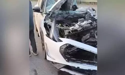 कीसरा में ORR पर कार ने लॉरी को पीछे से टक्कर मार दी