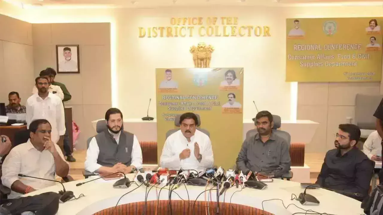 राशन माफिया पर विशेष ध्यान दिया गया: मंत्री नादेंदला Manohar राशन माफिया पर विशेष ध्यान दिया गया: मंत्री नादेंदला Manohar