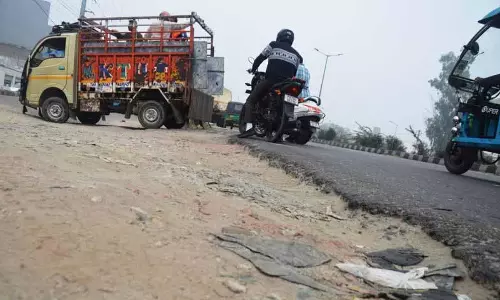 Jalandhar बाईपास के पास उबड़-खाबड़ सड़क हादसों को दे रही आमंत्रण Jalandhar बाईपास के पास उबड़-खाबड़ सड़क हादसों को दे रही आमंत्रण