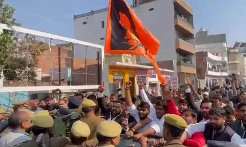 कॉलेज मस्जिद विवाद: भगवा झंडे लिए छात्रों की पुलिस के साथ झड़प, VIDEO
