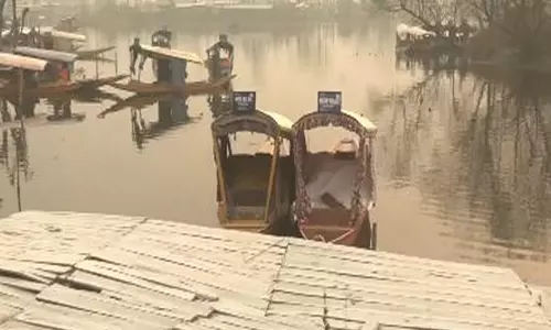 जम्मू-कश्मीर में तापमान गिरने से खूबसूरत Dal Lake पर्यटकों को आकर्षित कर रही जम्मू-कश्मीर में तापमान गिरने से खूबसूरत Dal Lake पर्यटकों को आकर्षित कर रही