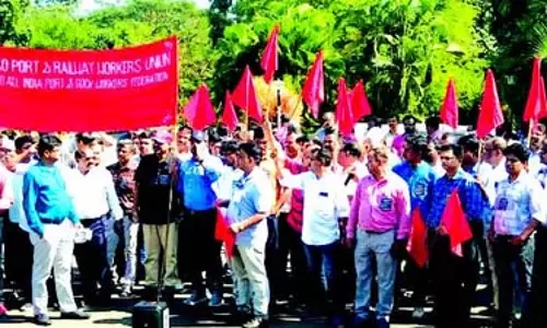 GOA: मोरमुगाओ बंदरगाह के कर्मचारी नए वेतन और संबंधित लाभों की मांग कर रहे GOA: मोरमुगाओ बंदरगाह के कर्मचारी नए वेतन और संबंधित लाभों की मांग कर रहे