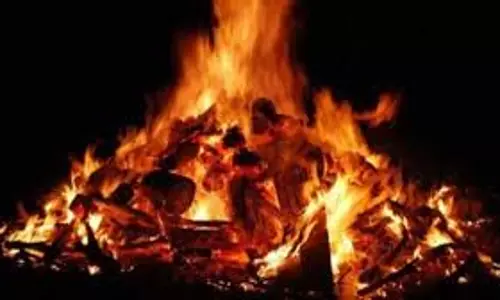 Bareilly: श्मशान भूमि में जलती चिता देखी ,शव की हड्डियों को पोस्टमार्टम के लिए भेज