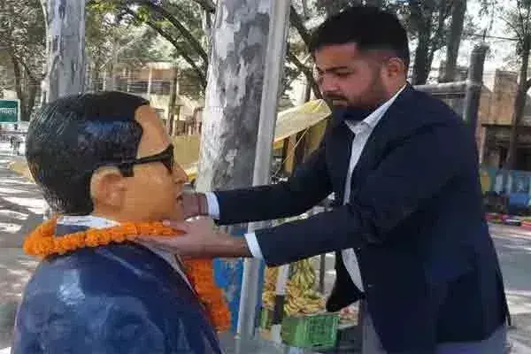 Lohardaga: डॉ भीमराव अंबेडकर की पुण्यतिथि पर DDC, SDO सहित कई ने पुष्पांजलि अर्पित की Lohardaga: डॉ भीमराव अंबेडकर की पुण्यतिथि पर DDC, SDO सहित कई ने पुष्पांजलि अर्पित की