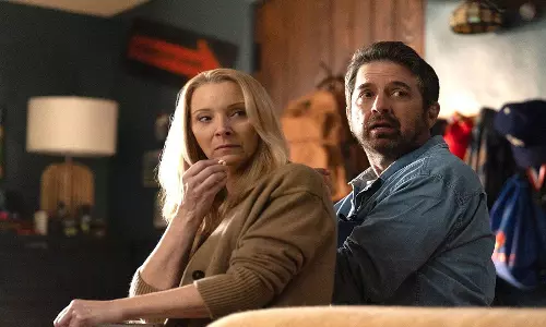 Lisa Kudrow ने नो गुड डीड में रे रोमानो के साथ अपने स्वप्नपूर्ण सहयोग का वर्णन किया Lisa Kudrow ने नो गुड डीड में रे रोमानो के साथ अपने स्वप्नपूर्ण सहयोग का वर्णन किया