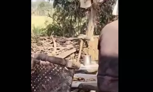 घिनौनी हरकत का VIDEO: थूक लगाकर रोटी बनाया, युवक मुश्किल में घिनौनी हरकत का VIDEO: थूक लगाकर रोटी बनाया, युवक मुश्किल में