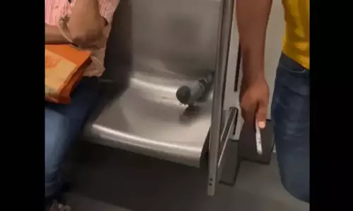 Delhi Metro में सीट में मजा लेते देखा गया कबूतर, VIDEO वायरल Delhi Metro में सीट में मजा लेते देखा गया कबूतर, VIDEO वायरल