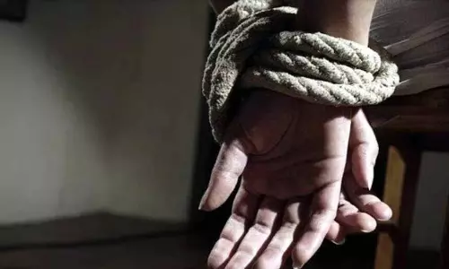 Abohar: व्यक्ति को बांधकर पीटा गया, समुदाय ने न्याय की मांग की Abohar: व्यक्ति को बांधकर पीटा गया, समुदाय ने न्याय की मांग की