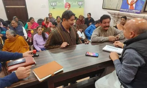 Jammu: युद्धवीर ने लगाया जनता दरबार Jammu: युद्धवीर ने लगाया जनता दरबार