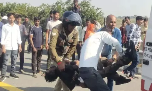 Kannauj सड़क हादसा : एक्सप्रेसवे पर बस और टैंकर की टक्कर में आठ की मौत, 19 लोग घायल