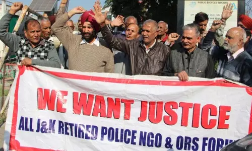 Jammu: सेवानिवृत्त पुलिस कर्मियों ने अपनी शिकायतें उजागर करने के लिए प्रदर्शन किया