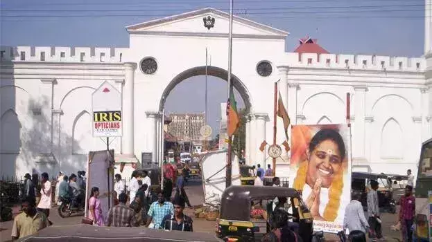 East फोर्ट में दो बसों के बीच दबकर बैंक अधिकारी की मौत East फोर्ट में दो बसों के बीच दबकर बैंक अधिकारी की मौत