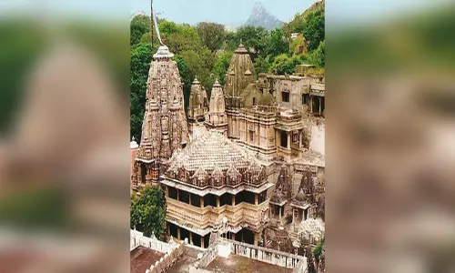 अब इस मंदिर में मोबाइल और छोटे कपड़े पहनकर जाने पर प्रतिबंध, बैनर लगाया गया