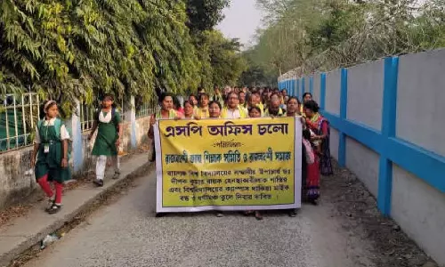 Raiganj विश्वविद्यालय के कुलपति पर जातिगत गाली के खिलाफ शिक्षकों ने निकाली विरोध रैली