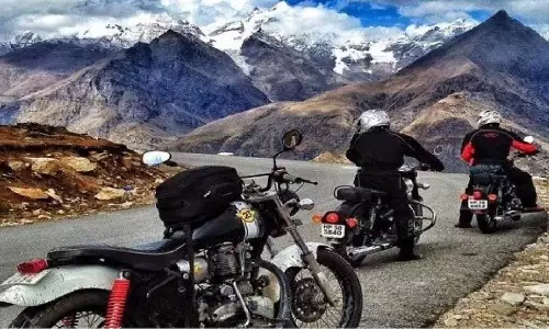 Sikkim के पर्यटन मंत्री ने माउंटेन बाइकिंग अभियान की शुरुआत Sikkim के पर्यटन मंत्री ने माउंटेन बाइकिंग अभियान की शुरुआत